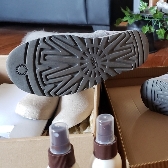 Tall grey Bailey Button UGGS and care kit - Picture 11 of 13